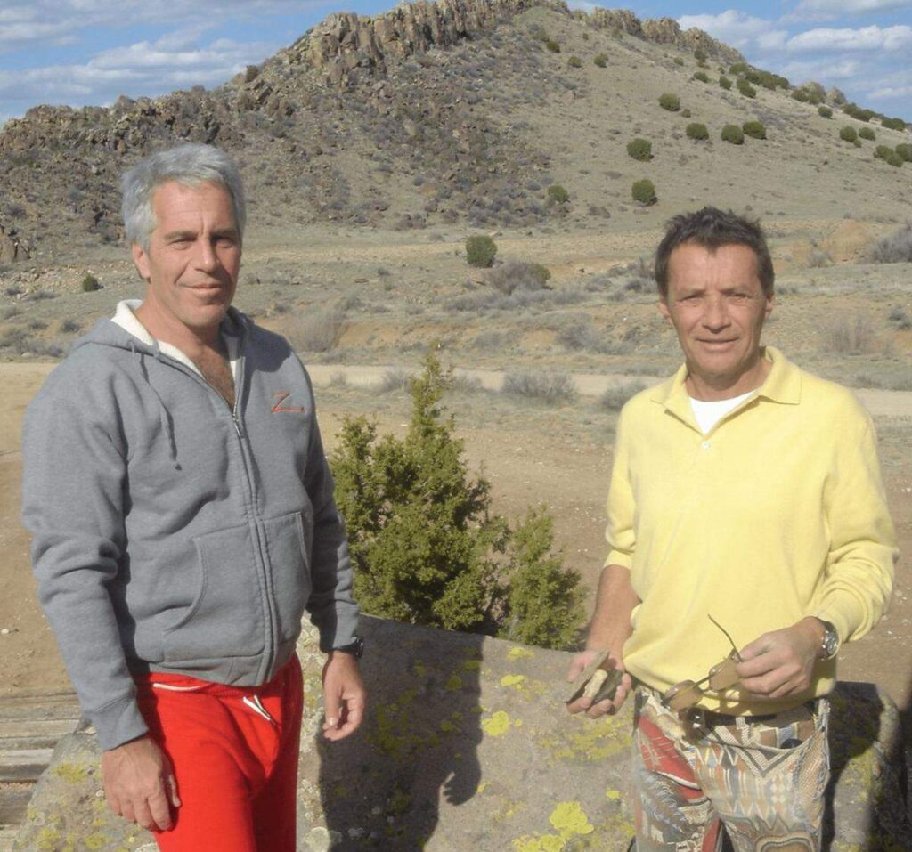 Uma foto sem data mostrando Jeffrey Epstein (E) e o olheiro de modelos Jean-Luc Brunel (D). Departamento de Justiça dos EUA.