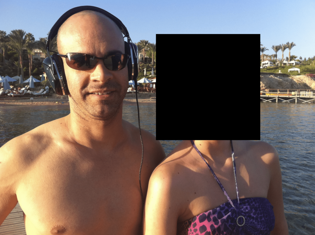 Uma foto sem data de Ramsey Elkholy com uma mulher. A foto foi divulgada pelo Departamento de Justiça dos EUA como parte dos Arquivos Epstein. Departamento de Justiça dos EUA.